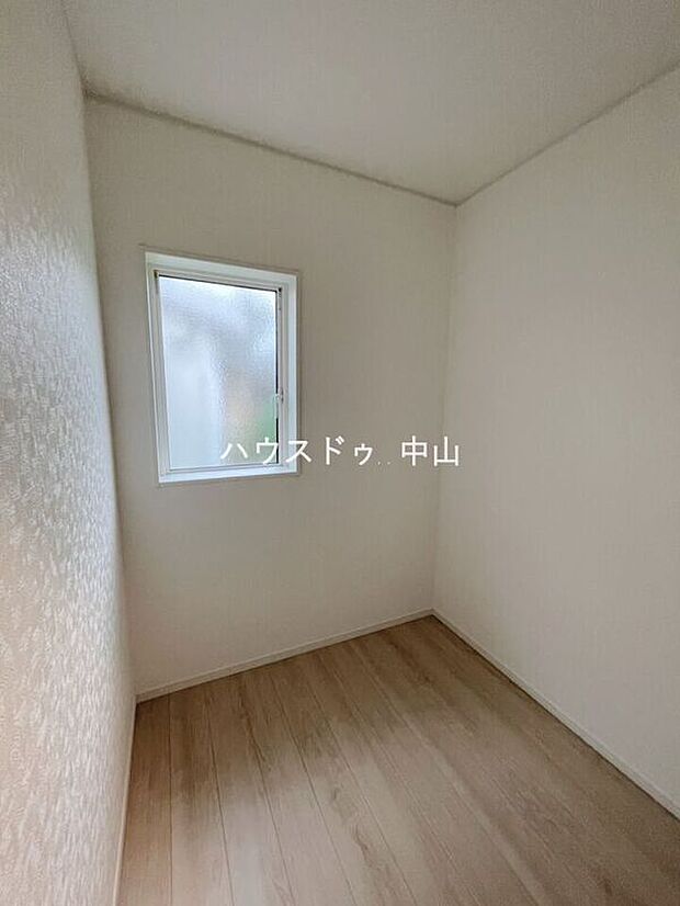 【＼たっぷり収納できるウォークインクローゼット／】衣類や季節物もすっきり収まる大容量設計。整理整頓がしやすく、毎日のコーディネートも快適に楽しめます。
