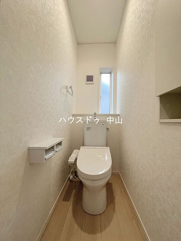 【＼平屋ならではの使いやすいトイレ空間／】移動がスムーズなワンフロア設計に、快適な洗浄便座付き。清潔感のある空間で、毎日の暮らしを快適に支えます。
