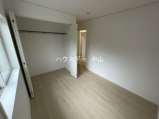 【＼多用途に使える洋室／】子ども部屋や書斎、趣味の空間としても活躍。採光にも配慮された明るい室内で、ライフスタイルに合わせて柔軟に使えます。
