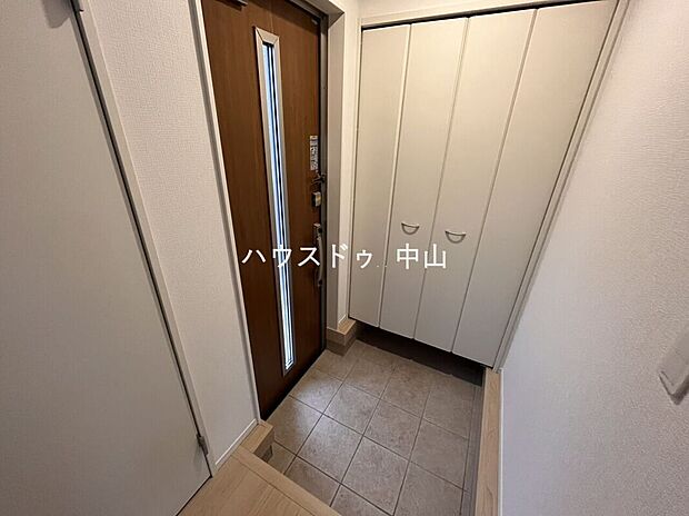 【＼住まいの第一印象を彩る玄関／】ゆとりある空間設計で、家族の「いってきます」と「ただいま」を心地よく迎えます。収納力も備え、すっきりとした玄関を保てます。
