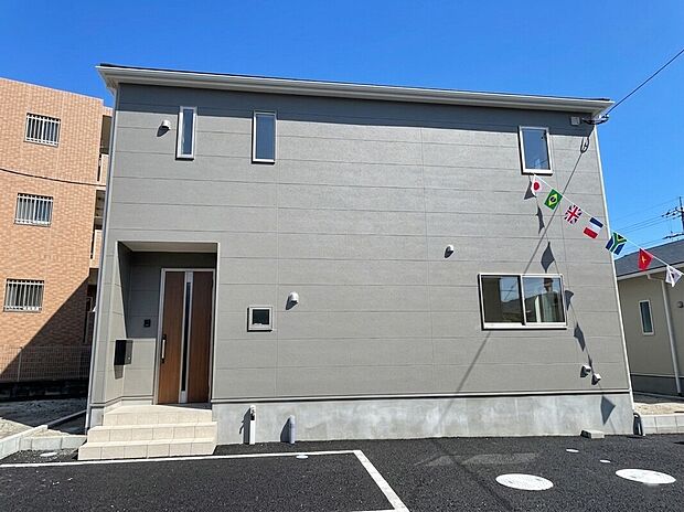 【＼堂々とした佇まいの新築戸建／】洗練された外観デザインが街並みに映える一邸。住まうご家族の誇りとなる、美しさと安心感を兼ね備えた住まいです。
