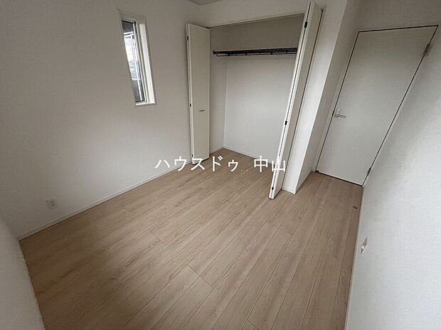 【＼多用途に使える洋室／】子ども部屋や書斎、趣味の空間としても活躍。採光にも配慮された明るい室内で、ライフスタイルに合わせて柔軟に使えます。
