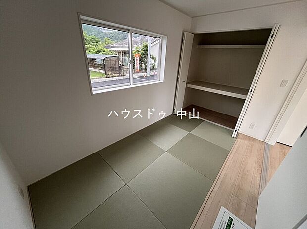 【＼暮らしにゆとりをもたらす和の空間／】客間や寝室、お子さまの遊び場、在宅ワークにも活躍する万能な和室。落ち着きある空間として使いやすく、暮らしの幅を広げてくれます。
