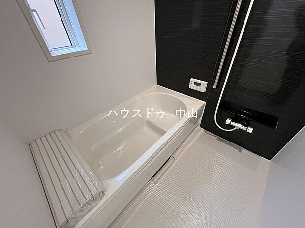 【＼一日の疲れを癒すバスルーム／】ゆったりとくつろげる浴室空間。清潔感のあるデザインと快適な設備で、毎日のバスタイムを心地よいひとときに。
