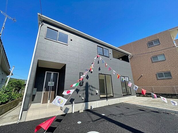 【＼堂々とした佇まいの新築戸建／】洗練された外観デザインが街並みに映える一邸。住まうご家族の誇りとなる、美しさと安心感を兼ね備えた住まいです。
