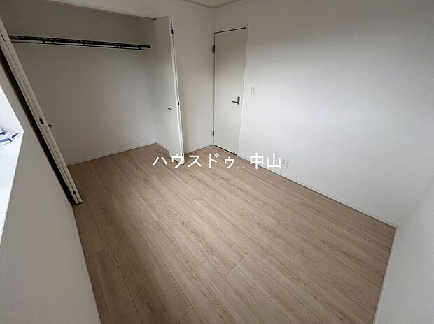 【＼多用途に使える洋室／】子ども部屋や書斎、趣味の空間としても活躍。採光にも配慮された明るい室内で、ライフスタイルに合わせて柔軟に使えます。
