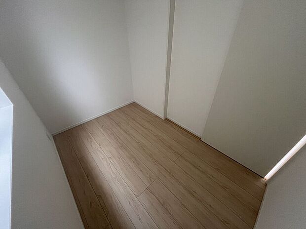 【＼あると嬉しい便利な納戸／】季節物や大型家電、アウトドア用品までしっかり収納。住空間をすっきり保てる、暮らしにゆとりをもたらす収納スペースです。
