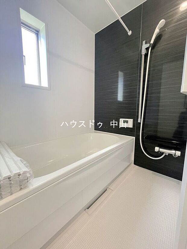 【＼一日の疲れを癒すバスルーム／】ゆったりとくつろげる浴室空間。清潔感のあるデザインと快適な設備で、毎日のバスタイムを心地よいひとときに。
