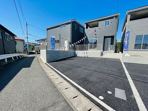 【\ゆとりの駐車スペース3台分/】ご家族それぞれの車はもちろん、来客時も安心の広さ。日々の通勤やお出かけもスムーズな、使い勝手の良い駐車場です。
