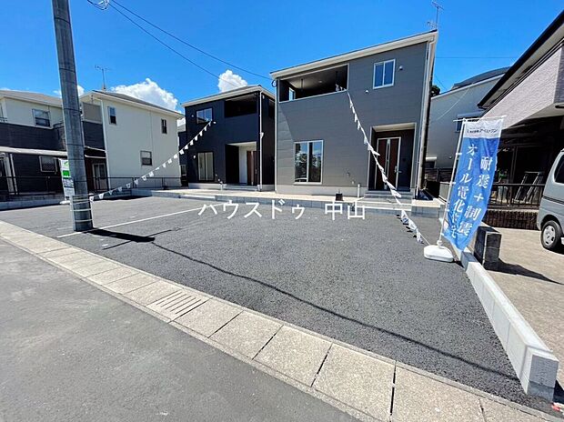 【\ゆとりの駐車スペース3台分/】ご家族それぞれの車はもちろん、来客時も安心の広さ。日々の通勤やお出かけもスムーズな、使い勝手の良い駐車場です。