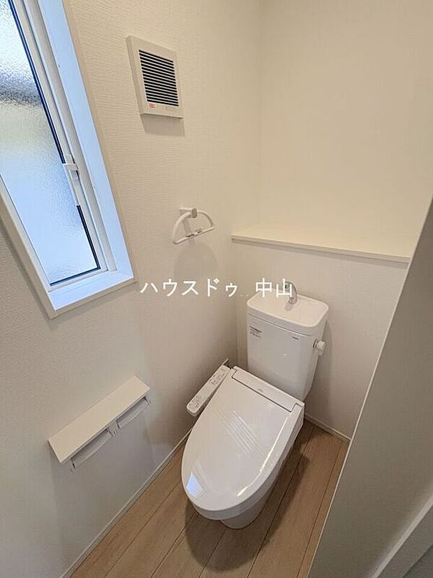 【\2階にも快適な洗浄便座付きトイレ/】朝の忙しい時間帯も混み合いにくく、使い勝手の良い設計。清潔感のある空間で、毎日の暮らしをより快適に支えます。