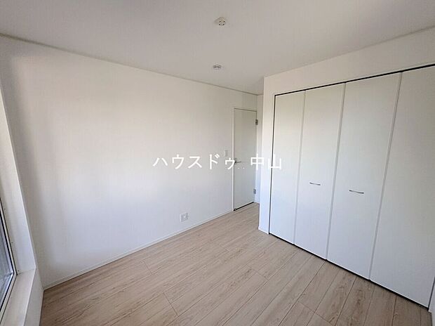 【\多用途に使える2階洋室/】子ども部屋や書斎、趣味の空間としても活躍。採光にも配慮された明るい室内で、ライフスタイルに合わせて柔軟に使えます。