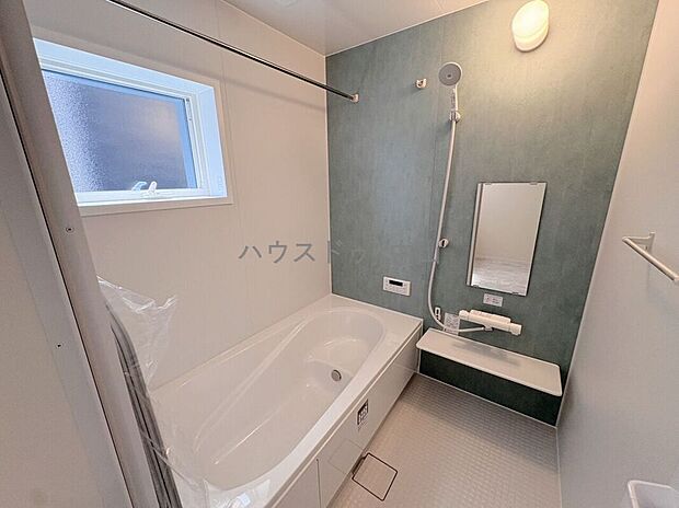 【\一日の疲れを癒すバスルーム/】ゆったりとくつろげる浴室空間。清潔感のあるデザインと快適な設備で、毎日のバスタイムを心地よいひとときに。
