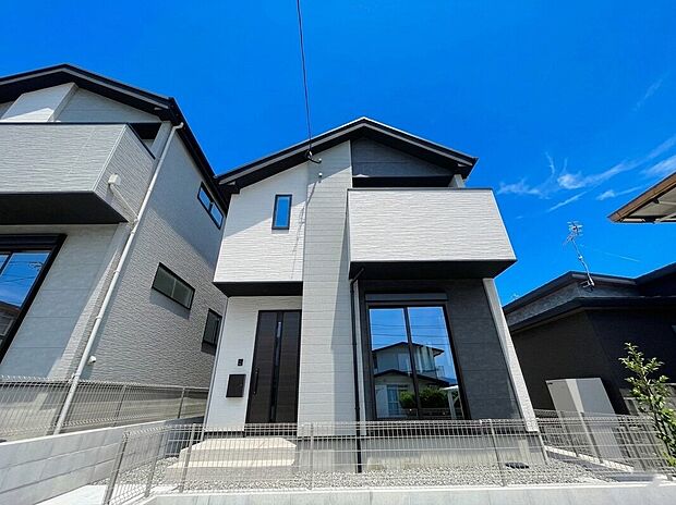 【\堂々とした佇まいの新築戸建/】洗練された外観デザインが街並みに映える一邸。住まうご家族の誇りとなる、美しさと安心感を兼ね備えた住まいです。