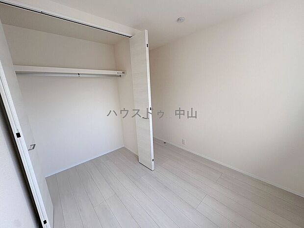 【\使い勝手の良い1階洋室/】客間や寝室、在宅ワークスペースとしても活用可能。階段を使わずに出入りできる便利な一室で、将来も安心の間取りです。
