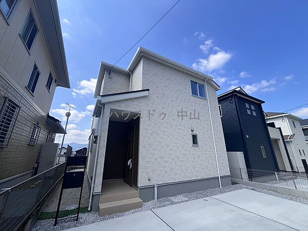 【＼堂々とした佇まいの新築戸建／】洗練された外観デザインが街並みに映える一邸。住まうご家族の誇りとなる、美しさと安心感を兼ね備えた住まいです。
