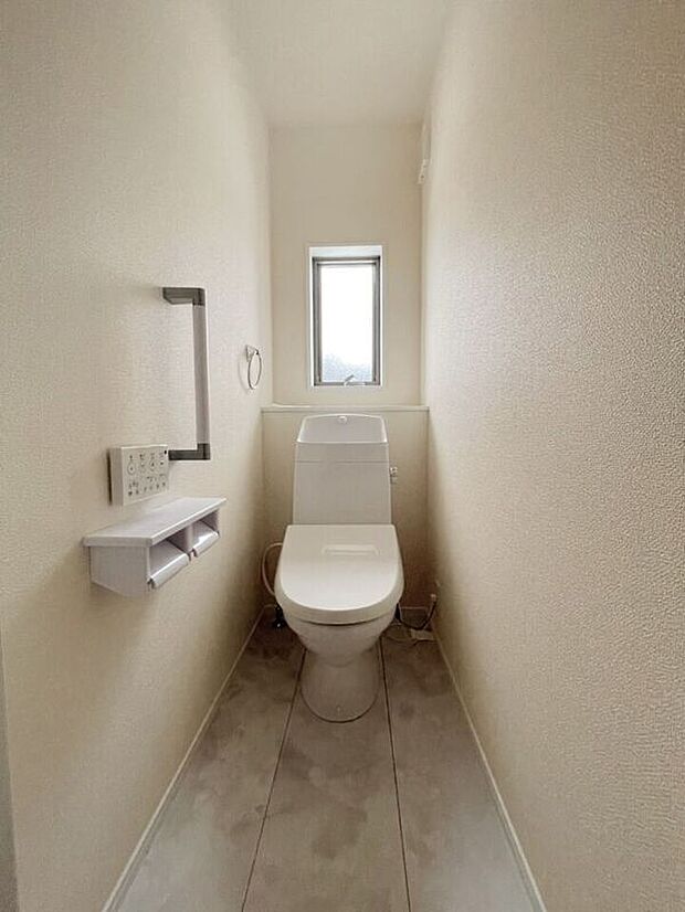 【\平家なのに2箇所トイレあり/】朝の忙しい時間帯も混み合いにくく、使い勝手の良い設計。清潔感のある空間で、毎日の暮らしをより快適に支えます。