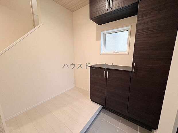 【＼住まいの第一印象を彩る玄関／】ゆとりある空間設計で、家族の「いってきます」と「ただいま」を心地よく迎えます。収納力も備え、すっきりとした玄関を保てます。

