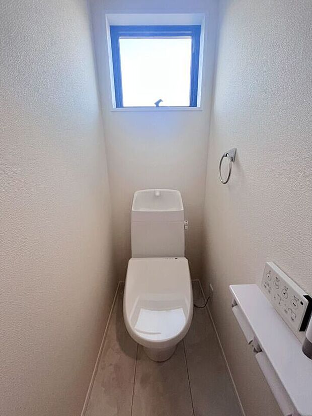【\平家なのに2箇所トイレあり/】朝の忙しい時間帯も混み合いにくく、使い勝手の良い設計。清潔感のある空間で、毎日の暮らしをより快適に支えます。