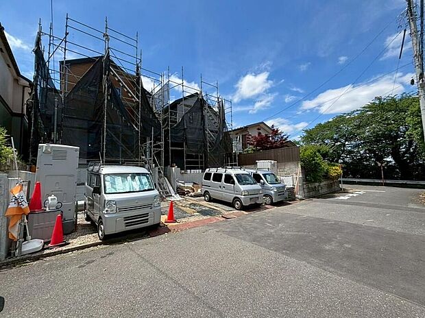 交通量が少なく、落ち着いた雰囲気が魅力の閑静な住宅地。周辺には緑も多く、穏やかな住環境が広がります。