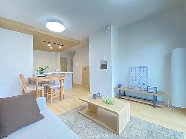 １号棟
家族が集う、開放感ある広々した空間演出がなされたLDK。
（※家具付き販売ではございません）