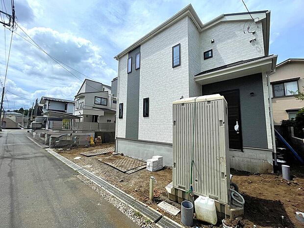 一戸建ての大きなメリットは、「自分の土地」を自由に使えること。好きなペットが飼えるほか、ガーデニングやDIY、車やバイクの手入れなど様々な趣味を楽しめます♪