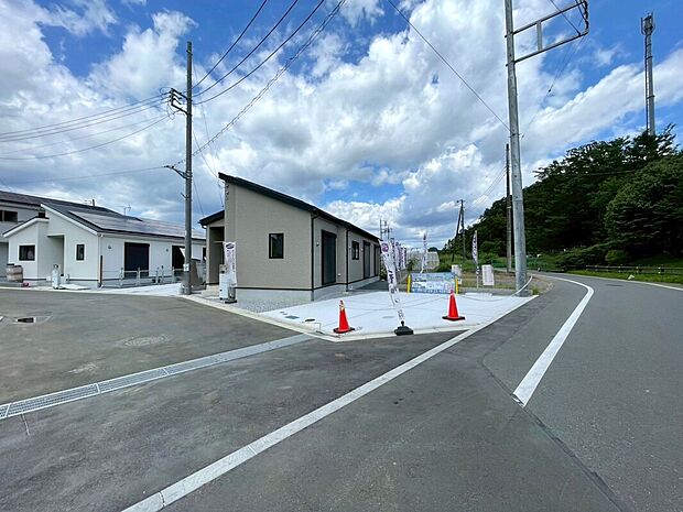 外観写真
片流れ屋根の平屋が前面6m舗装道路に面し、広い駐車スペースと開放感ある敷地でゆったり暮らせます。整形で平坦な敷地は外構プランの自由度が高く、落ち着いたモダンな外観が穏やかな生活を演出します。