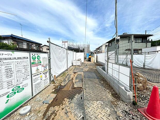 【現地外観写真】この街で暮らしたくなる魅力が満載。利便性と自然、周辺環境の心地よさは写真や文章では伝えきれません。日々の動線や採光、周辺施設との距離感まで、ぜひ現地でご体感ください。