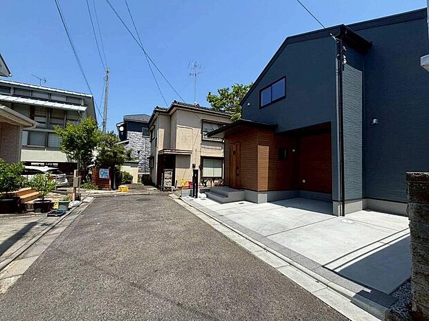 【前面道路含む現地写真】静かな生活道路に面した、安心の住まい。車の往来が少なく、小さなお子さまがいるご家族にも優しい、穏やかな環境が整っています。