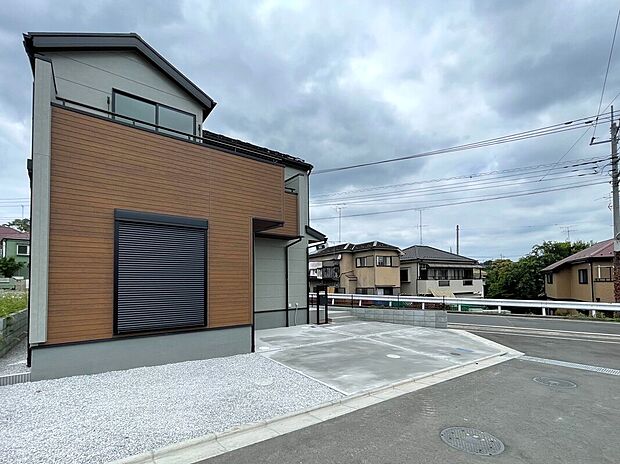 【現地外観写真】5号棟
住環境良好な人気の低層住居専用地域に立地しております。守られた環境は、お子様との暮らしにもおすすめです。