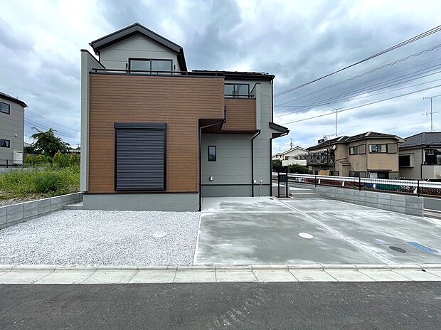 【現地外観写真】5号棟
陽当りの良い道路に面したお住まい。道路幅も広めで、開放感たっぷり♪