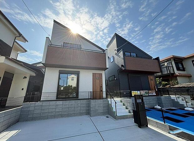 【現地外観写真】２号棟◇飯田グループホールディングス唯一の販売専門会社のホームトレードセンターの社員が直接、当物件をご案内いたします。見学希望、資料請求等、お気軽にお問い合わせくださいませ♪