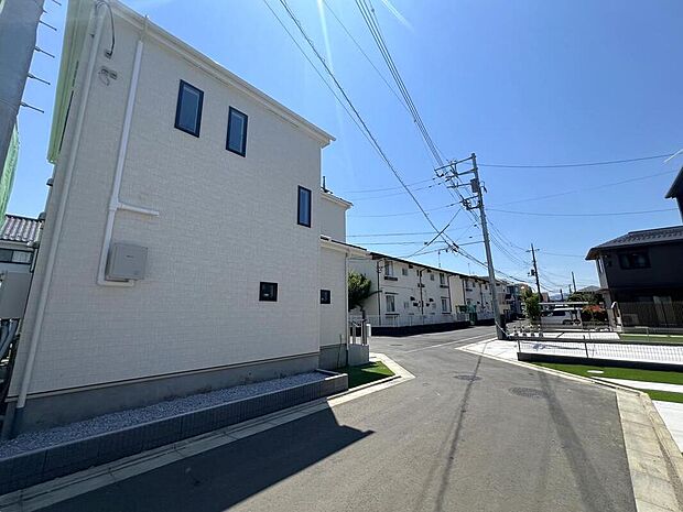 【前面道路含む現地写真】デザイン性と住みやすさの両方にこだわった住まい。街並みに調和しながらも存在感を放つ外観が、帰るたびに誇らしさを感じさせてくれます。
