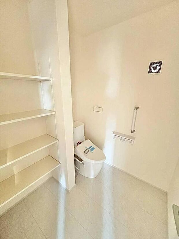 【トイレ】7号棟 トイレに収納があると何かと便利ですね。通常より広めのスペースで、落ち着ける空間となっています。