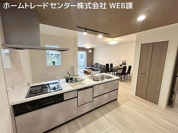 【キッチン】◆対面式キッチンは、家族のコミュニケーションを育み、子育て家族にも好適なプラン！リビングで寛ぐご家族をいつも感じられます♪