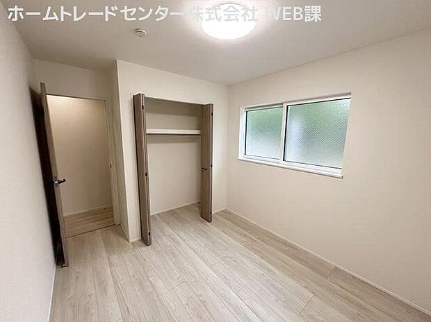 【リビング以外の居室】◆白を基調とした清潔感あふれる内装で、どんなインテリアとも相性が良さそうです。二面採光で明るく、心地よい風が通り抜けるお部屋です。