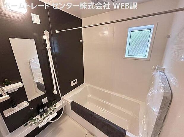 【浴室】◆窓付きバスルームは、採光もあり、明るく落ち着いた雰囲気のゆったり寛げる空間！日中の入浴も気持ちよくお使い頂けます♪窓があることで、換気環境も良好！掃除もスムーズに出来ます♪