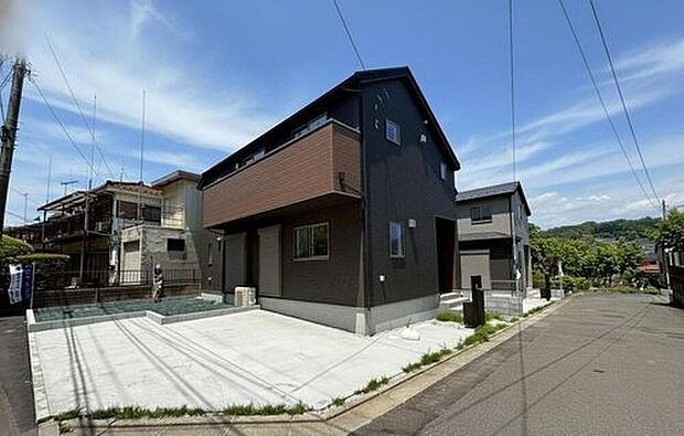 【現地外観写真】２号棟◆当日のご見学予約も承ります。ご不明点等、スタッフがしっかりと説明させていただきます！同じものは２つとない「夢のマイホーム」との出会いが待っているかもしれません！！

