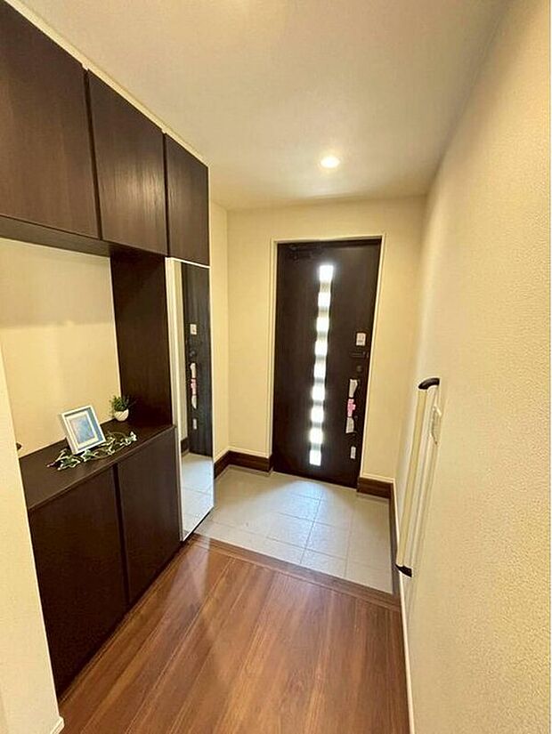 【２号棟玄関】住まいの第一印象を彩る玄関。明るく清潔感のある空間が、ご家族や訪れる方を気持ちよく迎えてくれます。