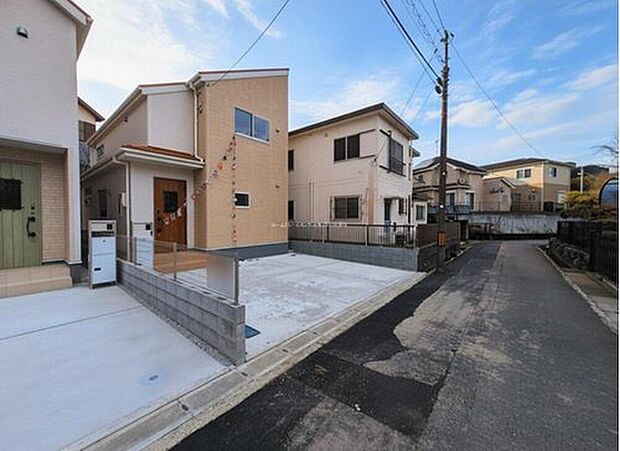 【前面道路含む現地写真】【１号棟】閑静な住宅街に位置しながら、生活利便施設も利用しやすい住環境。ゆったりとした暮らしを叶えます。