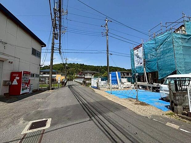 【前面道路含む現地写真】閑静な住宅街のためお子様ものびのび育てることができます。また前面道路は4mあり、車の出し入れも楽チンです。周辺には近隣施設が多数点在しているためカーライフを楽しめそうですね。