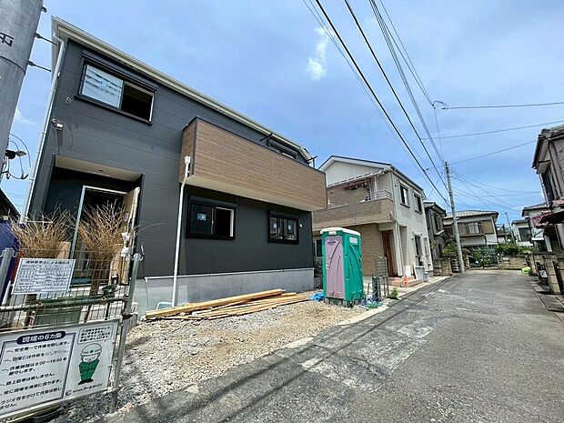 【前面道路含む現地写真】住人以外の車の進入も少なく、小さなお子様を持つご家庭にも安心。カースペースを広く確保したので、愛車のお手入れもしやすくなっております。資料送付・ご見学即対応！お気軽にお問い合わせください！！