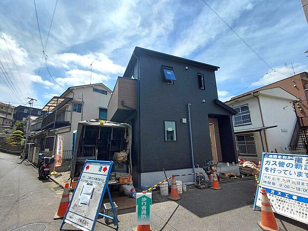 【外観写真】一戸建ての大きなメリットは、「自分の土地」を自由に使えること。好きなペットが飼えるほか、ガーデニングやDIY、車やバイクの手入れなど様々な趣味を楽しめます♪