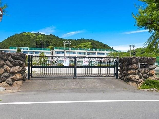 あきる野市立五日市中学校（約240m）