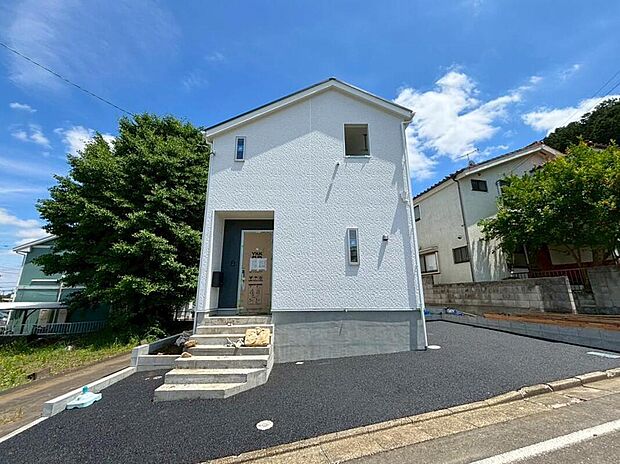 【現地外観写真】家族と過ごす当たり前の日々こそが、未来に残る大切な宝物。そんな温かな時間を育みながら、永く愛着を深めていける住まいです。