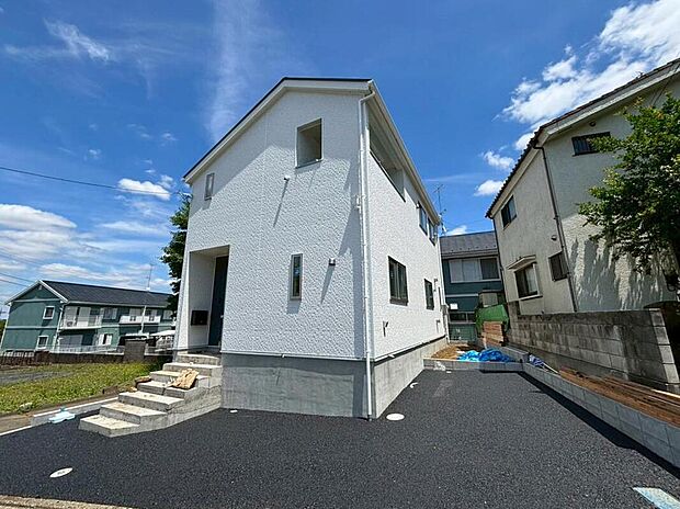 【現地外観写真】穏やかな住宅街の一角に。程よい静けさと、ご近所との温かなつながりが育まれる、居心地の良い住環境です。
