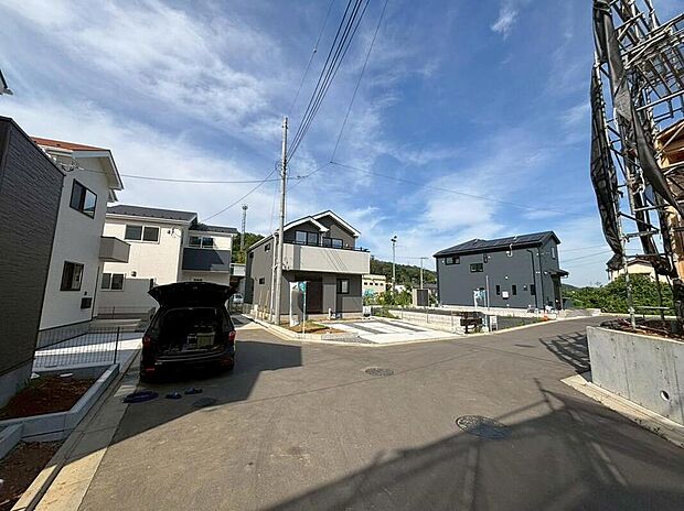【前面道路含む現地写真】この街とこの家で暮らしたくなる魅力が満載。利便性と自然、周辺環境の心地よさは写真や文章では伝えきれません。日々の動線や採光、周辺施設との距離感まで、ぜひ現地でご体感ください。