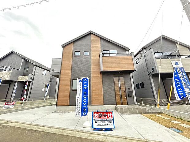 【駐車場】2号棟☆京王高尾線「山田」駅まで徒歩13分という利便性を持ちながら、現地は閑静な住宅街です。お写真からも伝わる広い空が、住まう人の心にゆとりをもたらしてくれます。