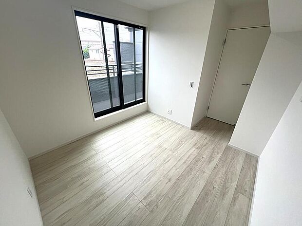 【リビング以外の居室】2面採光を確保した明るい室内は、風通しも良く、大変居心地の良い空間となっております。爽やかな風を感じて起きる朝は、快適生活の始まりに！