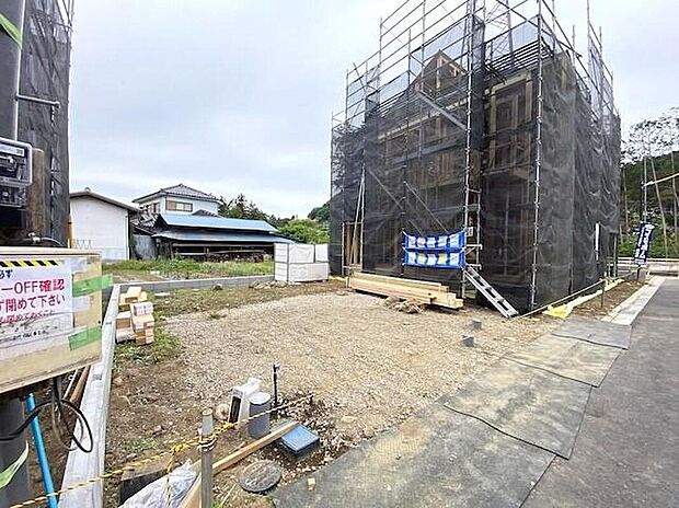 【前面道路含む現地写真】住環境良好な人気の低層住居専用地域に立地しております。守られた環境は、お子様との暮らしにもおすすめです。